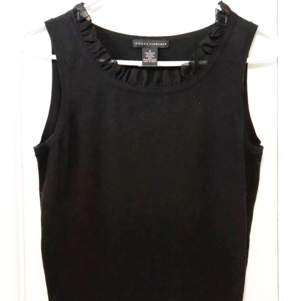 ⭐️LAST CHANCE!!⭐️Black sleeveless sweater w/ruffle